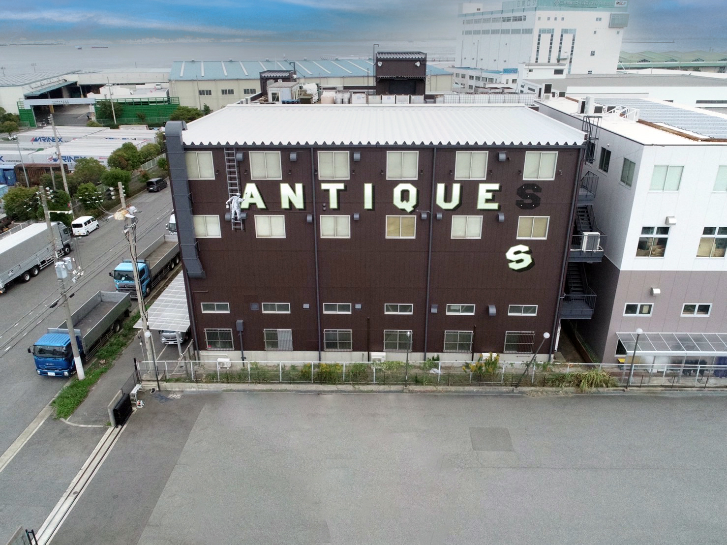 アンティークショップの壁画